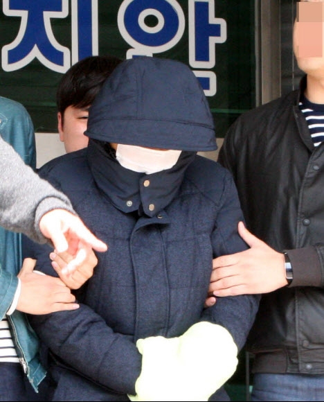 4살배기 딸을 숨지게 한 혐의(사체유기)로 긴급체포된 안모(38)씨가 20일 오전 청주 청원경찰서에서 영장실질심사를 받기 위해 청주지방법원으로 이동하고 있다. 연합뉴스