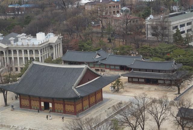 대한제국 덕수궁의 정전인 중화전 뒤로 정릉동 행궁 영역이 있다. 오른쪽 중층 건물이 석어당, 그 왼쪽으로 즉조당과 준명당이 차례로 보인다.