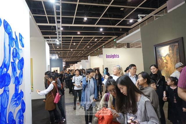 아트바젤홍콩은 46년 전통의 아트바젤을 운영해 온 노하우와 아시아 미술시장의 허브로 자리잡은 홍콩의 파워가 시너지를 내며 단기간에 아시아를 뛰어넘는 아트페어로 자리매김했다. 사진은 지난 26일 막을 내린 ‘아트바젤홍콩 2016’에 참가한 세계적인 화랑들의 전시 장면.