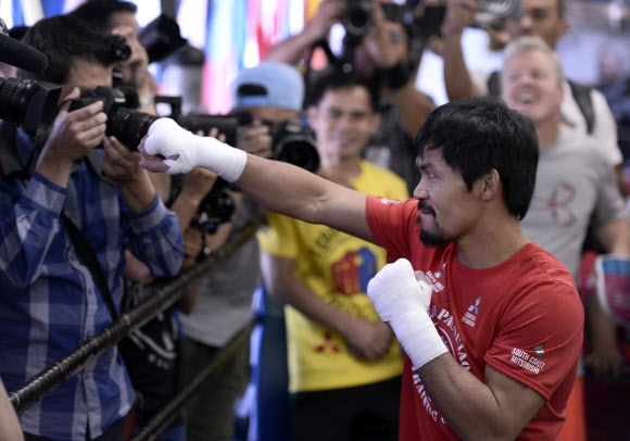 30일(현지시간) 필리핀의 복싱영웅 매니 파퀴아오(Manny Pacquiao)가 미국 캘리포니아주 헐리우드 와일드 카드 복싱 클럽에서 포즈를 취하고 있다. 파퀴아오는 다음달 9일 티모시 브래들리와 웰터급 챔피언 자리를 놓고 경기를 펼칠 예정이다. EPA 연합뉴스