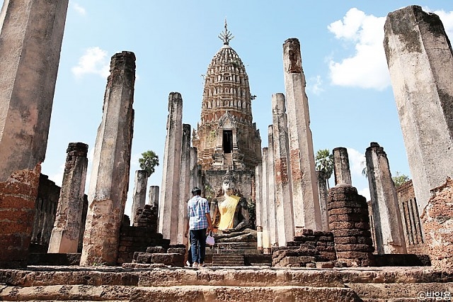 ⓒ박양용 수코타이의 왓프라 씨사라나마하탓 라보라비하라Wat Phra Si Rattana Mahathat Rajvoravihara 사원. 13세기 초에 지어진 것으로 추정되는 이곳은 씨삿차날라이Si Satchanalai역에서 가장 오래된 사원 중 하나로, 수코타이 왕조 & 아유타야 왕조 등 태국 역사와 문화를 공부할 수 있는 ‘살아있는 역사교과서’ 같은 곳이다. 태국 학생들도 수학여행이나 소풍으로 찾아오는 곳. 홀 가운데의 큰 부처상 옆 계단을 따라 탑 위쪽까지 올라가면 멋진 전경을 감상할 수 있다