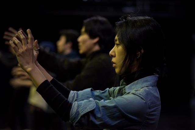 세월호 참사로 딸을 잃은 엄마들이 주인공인 연극 ‘그녀를 말해요’의 배우들은 경기 안산을 찾아가 엄마들과 직접 이야기를 나누는 등 집단 창작의 요소를 끌어들였다. 서울문화재단 제공