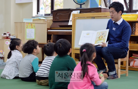 유치원에서 보기 드문 남자 교사인 이택민씨가 지난 20일 경기 성남의 한 유치원에서 아이들에게 동화책을 읽어 주고 있다. 손형준 기자 boltagoo@seoul.co.kr