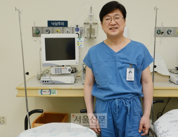 서울대병원에서 일하는 최초의 남자 수간호사인 김장언씨가 지난 22일 인터뷰를 마치고 환하게 웃고 있다. 안주영 기자 jya@seoul.co.kr
