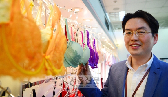 여성 속옷회사에서 20년 가까이 일하고 있는 최세훈씨가 지난 26일 서울 용산구에 있는 여성 속옷회사 쇼룸에서 포즈를 취하고 있다. 박윤슬 기자 seul@seoul.co.kr