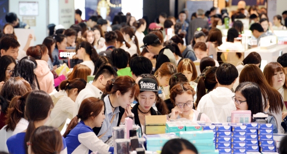 1일 오전 서울 중구 롯데백화점 면세점 화장품 코너가 중국 노동절 및 일본골든위크를 맞아 한국을 찾은 중국인 관광객(유커) 및 일본관광객들로 북적이고 있다. 2016.05.01 김명국전문기자 daunso@seoul.co.kr