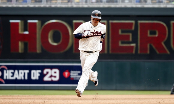 미국프로야구(MLB) 미네소타 트윈스의 새내기 박병호가 지난달 30일(현지시간) 열린 디트로이트 타이거스와의 홈경기에서 비거리 130m의 홈런을 터뜨려 빅리그 첫 달에만 6개의 홈런을 쏘아올렸다. 사진은 박병호가 4회에 솔로 홈런을 친 후 홈으로 들어오고 있는 모습. 미네소타는 아쉽게도 1-4로 패했다. 연합뉴스
