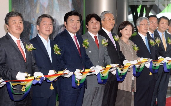 제52회 한국보도사진전이 3일 서울 삼성동 코엑스에서 ‘찰나의 기록, 시대의 진실’ 이란 주제로 개최됐다.왼쪽부터 정규성 한국기자협회장, 안철수 국민의당 상임공동대표, 원유철 새누리당 대표최고위원 권한대행, 이동희 한국사진기자협회장, 김종인 더불어민주당 비상대책위원회 대표, 심상정 정의당 상임대표, 이병규 한국신문협회장, 김부겸 더불어민주당 대구수성갑 당선인, 김동규 건국대학교 언론홍보대학원장이 테이프 커팅을 하고 있다. 이번 사진전은 글로벌 마이스축제인 ‘C Festival 2016’과 함께 개최됐다. 사진공동취재단