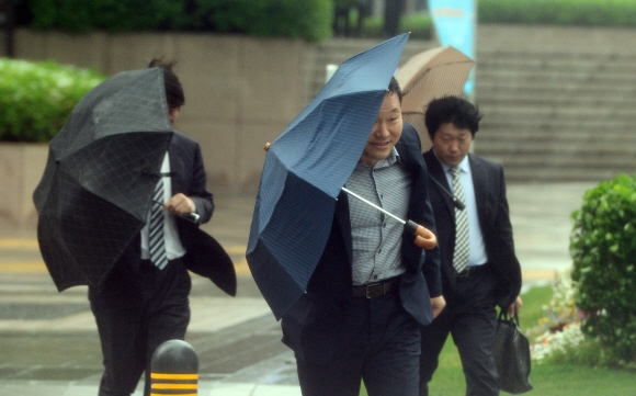 3일 서울 광화문에서 시민들이 강풍 때문에 힘겹게 걸어가고 있다. 정연호 기자 tpgod@seoul.co.kr
