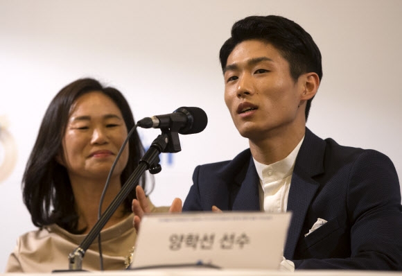 양학선(오른쪽)이 3일 서울 중구 웨스틴 조선호텔에서 열린 한 행사에 참석해 올 8월 열리는 리우데자네이루올림픽 출전에 대한 의지를 밝히고 있다. 아킬레스건 부상으로 재활중에 있는 양학선은 어머니 기숙향씨가 지켜보는 가운데 “올림픽 출전을 향한 희망의 끈을 놓지 않고 있다”고 강조했다. 연합뉴스