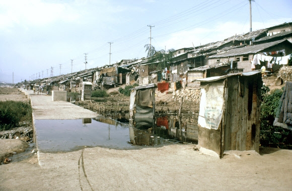 1970년대 도시 빈민의 생활 환경을 보여주는 청계천 판자촌 공동화장실 모습. 서울시 제공