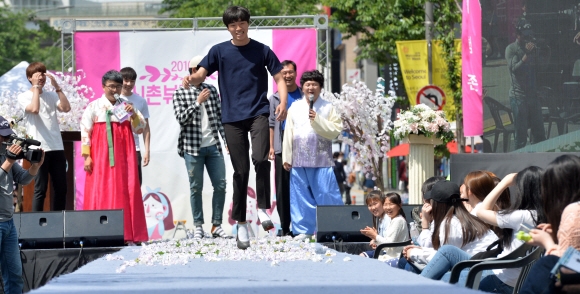 서울 서대문구 신촌 연세로에서 열린 제1회 신촌 뷰티 페스티벌 둘째날인 8일 깜짝 이벤트로 열린 하이힐 체험 행사에 참가한 한 남성이 하이힐을 신고 무대 위를 걷고 있다. 손형준 기자 boltagoo@seoul.co.kr