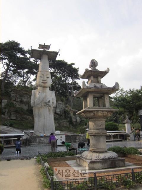 충남 논산 관촉사 석조보살입상과 석등.