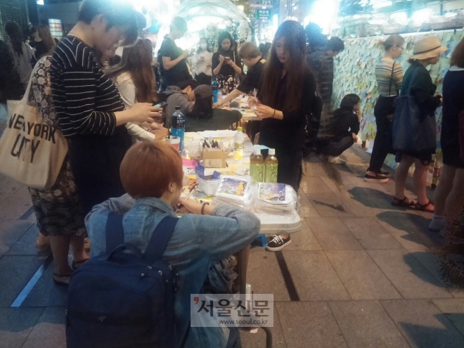 강남역 추모 현장을 찾은 시민들. 사진=서울신문