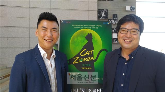 최우철(왼쪽) 아이아라 대표, 엄동열 문화공작소 상상마루 대표가 서울 용산 국립중앙박물관 용극장의 ‘캣 조르바’ 공연장에서 뮤지컬 캐릭터를 배경으로 포즈를 취하고 있다.