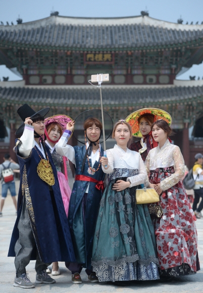 지난달 25일 서울 경복궁을 찾은 시민들이 한복을 입고 한껏 멋을 부린 모습으로 사진촬영을 하고 있다. 손형준 기자 boltagoo@seoul.co.kr