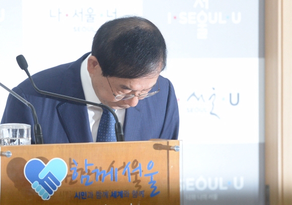 박원순 서울시장이 7일 오전 서울시청 브리핑실에서 열린 지하철 2호선 구의역 사고 관련 기자회견에서 사과인사를 하고 있다. 박지환 기자 popocar@seoul.co.kr