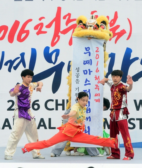 7일 서울 광화문광장에서 열린 ‘청주세계무예마스터십 D-100일’ 기념행사에서 우슈 시연이 펼쳐지고 있다. 정연호 기자 tpgod@seoul.co.kr