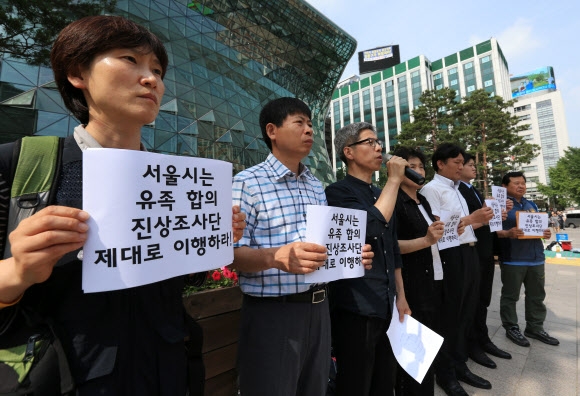 지난 8일 오후 서울 태평로 시청 집무실에서 구의역 스크린도어 사고와 관련해 ’지하철 비정규직 사망재해 해결과 안전사회를 위한 시민대책위원회’ 공동대표 권영국 변호사 등 관계자들이 하승창 서울시 정무부시장과 면담을 마친 뒤 기자회견을 하고 있다. 연합뉴스