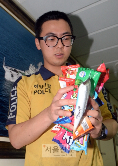함선의 한 부분을 담당하는 의경들이 아이스크림을 사 먹고 있다.