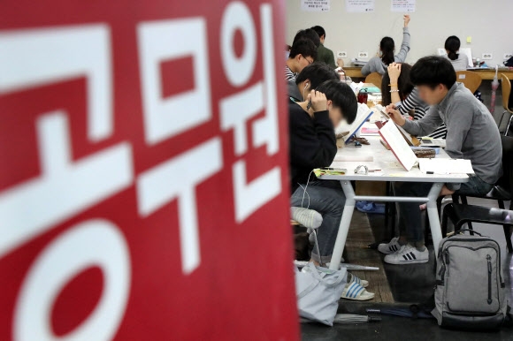 5월 청년실업률 역대 최고 공시족 모습