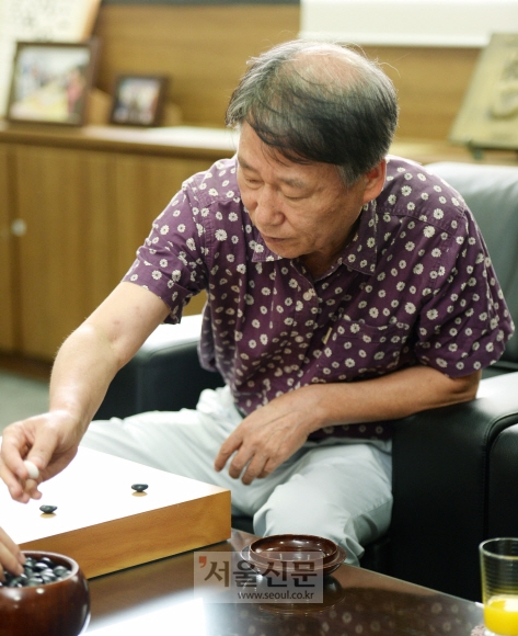 서봉수 9단이 지난 9일 서울 성동구 한국기원 대국실에서 프로기사로 살아온 지난 40여년을 돌아보며 바둑판에 수를 놓고 있다.이언탁 기자 utl@seoul.co.kr
