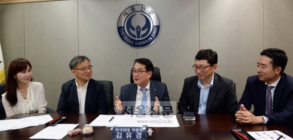 지난 15일 서울신문 대회의실에서 열린 ‘국가 브랜딩’ 좌담회에서 참석자들이 환담하고 있다. 왼쪽부터 이경선 위드컬처 대표, 유재웅 을지대 교수, 김유경 한국외대 부총장, 박영국 문화체육관광부 문화예술정책실장, 이도운 서울신문 편집국 부국장. 박윤슬 기자 seul@seoul.co.kr