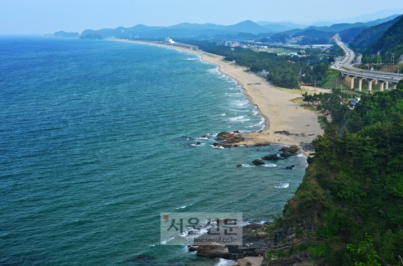 한재에서 굽어본 맹방해변 전경. 사진 오른쪽 아래 활처럼 굽은 곳은 한재밑 해변이다.