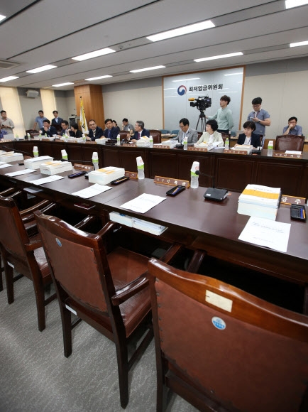 지난 4일 오후 정부세종청사 고용노동부에서 열린 최저임금위원회 제8차 전원회의가 사용자위원과 근로자위원 측의 이견으로 잠시 지체되고 있다. 노동계는 최저임금을 시급 1만원으로 인상할 것을 주장하는 반면, 경영계는 시급 6030원으로 동결해야 한다고 맞서고 있다. 연합뉴스