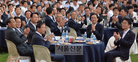 서울신문 창간 112주년 기념행사가 열린 18일 서울 세종대로 서울마당에서 내외빈들이 박수를 치며 축하하고 있다. 맨 오른쪽부터 반시계 방향으로 강호인 국토교통부 장관, 우상호 더불어민주당 원내대표, 김영만 서울신문사 사장, 정진석 새누리당 원내대표, 박지원 국민의당 원내대표, 홍윤식 행정자치부 장관, 박원순 서울시장. 도준석 기자 pado@seoul.co.kr