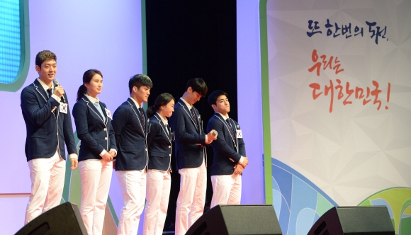 리우데자네이루올림픽에 참가하는 선수들을 대표해 이용대(왼쪽부터·배드민턴)와 기보배(양궁), 김현우(레슬링), 윤진희(역도), 이대훈(태권도), 안창림(유도) 등이 19일 서울 송파구 올림픽공원 올림픽홀에서 열린 결단식에서 각오를 밝히고 있다. 도준석 기자 pado@seoul.co.kr