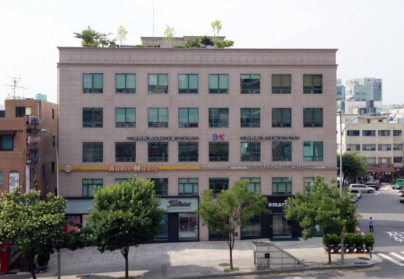 우병우 민정수석이 처가의 부동산을 진경준 검사장 소개로 넥슨에 처분했다는 보도가 파문을 일으킨 21일 우병우 청와대 민정수석의 처가가 2011년 3월 넥슨에 판매한 서울 강남구 역삼동의 부동산의 모습. 박지환 기자 popocar@seoul.co.kr