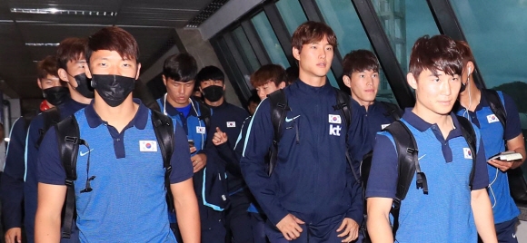 올림픽축구대표팀이 30일 오후(현지시간) 브라질 바이아 주 사우바도르 국제공항에 들어서고 있다. 올림픽축구 대표팀은 오는 4일 사우바도르 Fonte Nova Arena(아레나 폰치노바)에서 피지전, 7일 독일전, 10일 브라질 브라질리아 Mane Garrincha Stadium(마네 가린샤 경기장)에서 멕시코전을 치를 예정이다. 상파울루=올림픽사진공동취재단