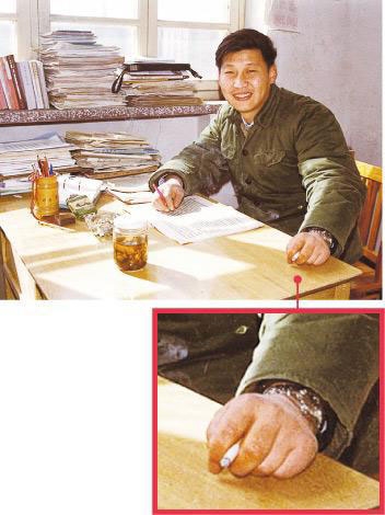사진은 시 주석이 1983년 허베이성 정딩현 당위원회 서기 시절 사무실에서 왼손에 담배를 든 채 앉아있는 모습이다. 명보 홈페이지 캡처