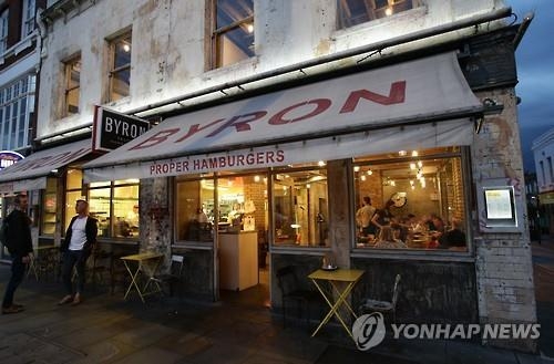 이주 노동자들이 이민당국에 단속된 햄버거점 바이런 AP 연합뉴스 자료사진