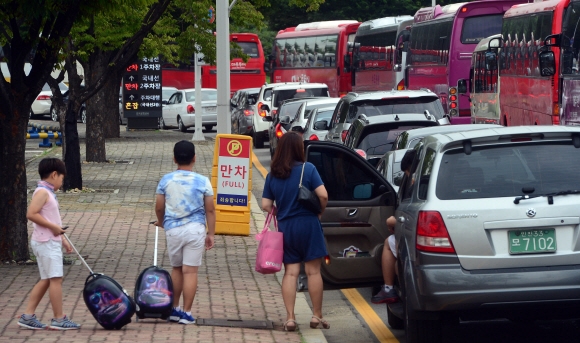 휴가철 공항 주차장 만차… 대중교통 이용하세요