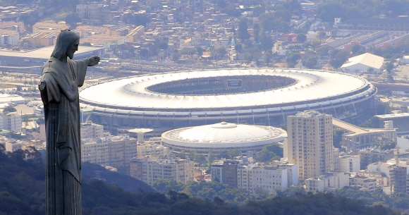 브라질 리우데자네이루의 상징인 ‘거대 예수상’ 뒤로 올림픽 개회식이 펼쳐질 마라카낭 주경기장이 웅장한 자태를 뽐내고 있다. 하지만 올림픽 대회가 중반에 접어들면서 각국 대표 선수들의 범죄와 일탈 행위가 속출하고 있다. 남자 선수들이 선수촌 여자 직원을 성폭행하거나 성추행하는 사건이 발생하는가 하면, 금지약물 복용 사례도 적발돼 구설수에 올랐다. 리우데자네이루 도준석 기자 pado@seoul.co.kr