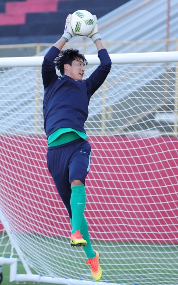 2016년 리우올림픽 남자축구 김동준이 2일 오후(현지시간) 브라질 살바도르 마노엘 바라다스(Barradao) 경기장에서 훈련에 열중하고 있다. 살바도르=올림픽사진공동취재단