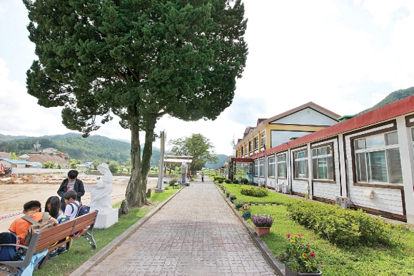 계촌마을에 클래식 바람을 몰고 온 계촌초등학교 전경. 김남경 제공