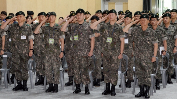북한의 비무장지대(DMZ) 지뢰도발 1주기를 맞은 4일 경기 파주시 임진각에서 열린 ’북한 DMZ 지뢰도발 응징 1주년 기념행사’에서 당시 수색작전에 참여한 정교성(왼쪽 두번째부터) 중사, 김정원, 하재헌 하사, 장준규 육군 참모총장 등 참석자들이 국민의례를 하고 있다.  2016. 8. 4. 박윤슬 기자 seul@seoul.co.kr