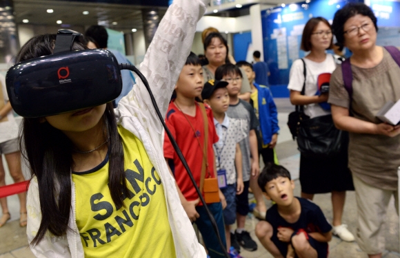 4일 서울 강남구 삼성동 코엑스에서 열린 ’제20회 대한민국 과학창의축전’에 참가한 어린이가 미래기술 수학문화관에 설치된 VR(가상현실)기기를 이용하여 수학에 대한 기본 개념을 체험하고 있다. 2016.08.04 강성남 선임기자 snk@seoul.co.kr