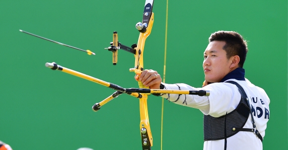 6일 오후(현지시간) 2016 리우올림픽이 열리는 브라질 리우데자네이루 마라카낭 삼보드로무 양궁장에서 열린 양궁 남자 단체전 네델란드와의 8강전에서 구본찬 선수가 활을 쏘고 있다. 리우데자네이루=올림픽사진공동취재단