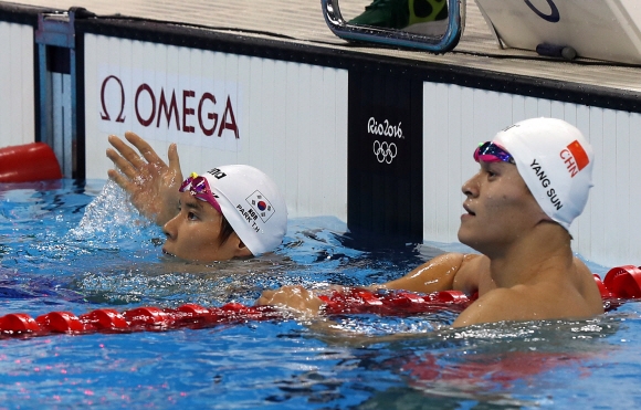 박태환 선수가 6일 오후(현지시간) 브라질 리우데자네이루 바하 올림픽 수영장에서 남자 400m 자유형 예선을 마치고 기록을 확인하고 있다. 오른쪽은 쑨양. 리우데자네이루=올림픽사진공동취재단