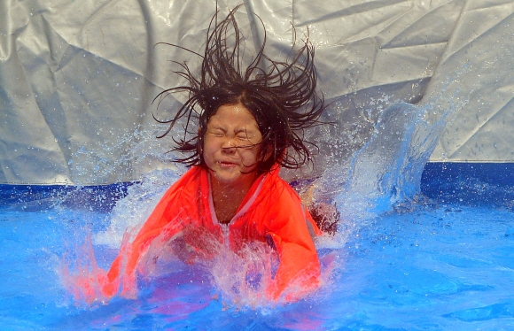 절기상 입추인 7일 서울 광화문에 설치된 물놀이장을 찾은 어린이들이 물놀이를 즐기고 있다.  정연호 기자 tpgod@seoul.co.kr