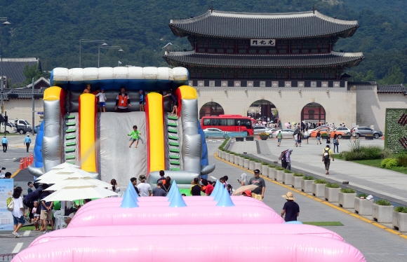 절기상 입추인 7일 서울 광화문에 설치된 물놀이장을 찾은 시민들이 물놀이를 즐기고 있다.  정연호 기자 tpgod@seoul.co.kr