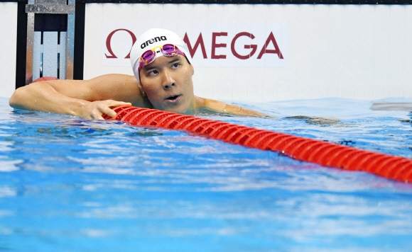 박태환이 7일(현지시간) 브라질 리우데자네이루 바하 아쿠아틱 스타디움에서 열린 자유형 200m 예선 6조 경기에서 최하위로 터치패드를 찍은 후 허탈한 표정으로 기록을 확인하고 있다. 리우데자네이루 올림픽사진공동취재단