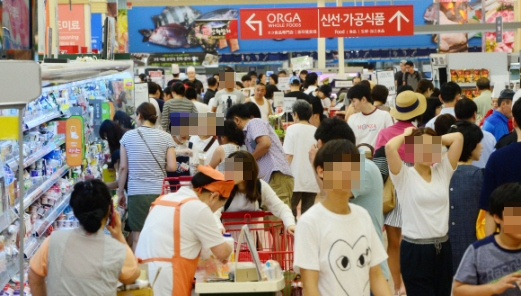 뜨거운 열기가 밤에도 사그라지지 않는 열대야가 이어지자 시민들은 제각각의 방식으로 더위를 피하고 있다. 지난 7일 서울 중구 롯데마트 서울역점은 밤늦은 시간에도 고객들로 붐볐다. 정연호 기자 tpgod@seoul.co.kr