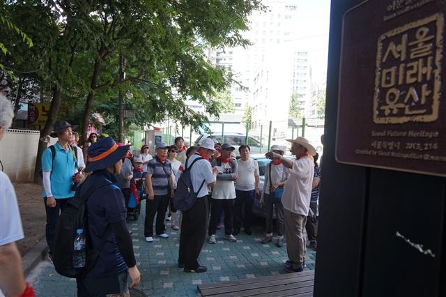 1960년 유원석씨가 인수해 현재는 2대인 전성근씨가 운영하고 있는 ‘이문설농탕’ 앞에서 역사적 의미를 설명하고 있는 박광규 서울미래유산해설사. 이문설농탕은 원래 1904년 공평동에서 ‘이문옥’으로 문을 연 이후 주인이 여러 차례 바뀌다가 유씨가 인수해 2011년 지금 자리로 이전했다.
