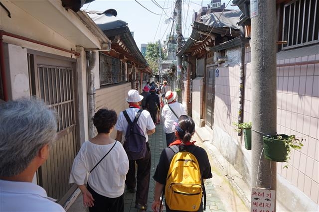 1920년 조성된 익선동 한옥마을. 100년 된 골목에는 과거와 현재가 공존하고 있다.