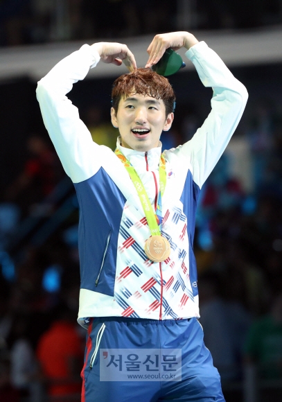 펜싱 박상영 ‘머리 위 하트’